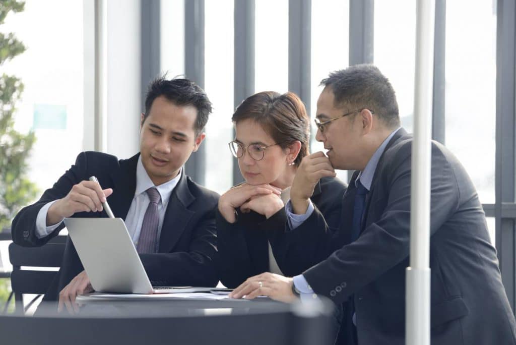3 people having meeting